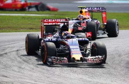 Vettel ngắt mạch chiến thắng của Mercedes 8