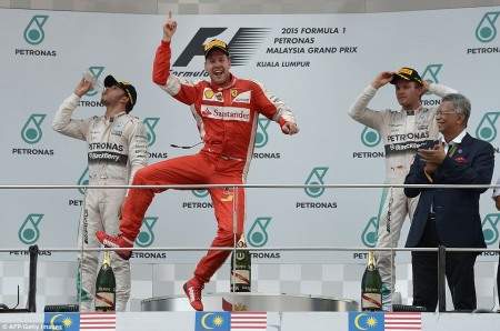 Vettel ngắt mạch chiến thắng của Mercedes 4