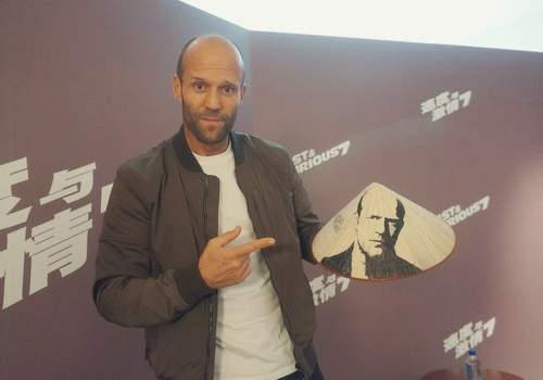 Vin Diesel, Jason Statham thích thú khi đội nón lá Việt Nam 2