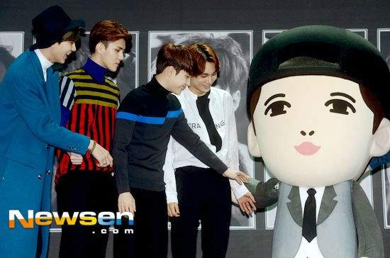 EXO họp báo ra mắt album sau khi trở về từ Việt Nam 12