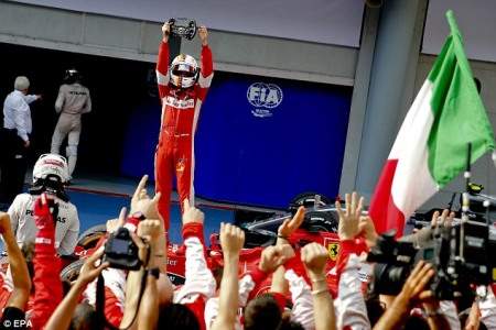 Vettel ngắt mạch chiến thắng của Mercedes 3