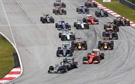 Vettel ngắt mạch chiến thắng của Mercedes 2