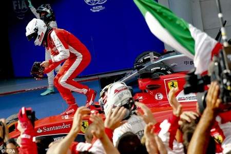 Vettel ngắt mạch chiến thắng của Mercedes 14