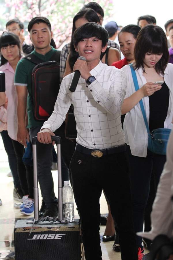 Chàng trai bán kẹo kéo đi thi Vietnam Idol 3