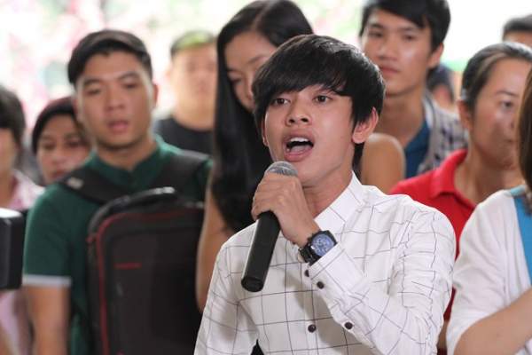 Chàng trai bán kẹo kéo đi thi Vietnam Idol 4