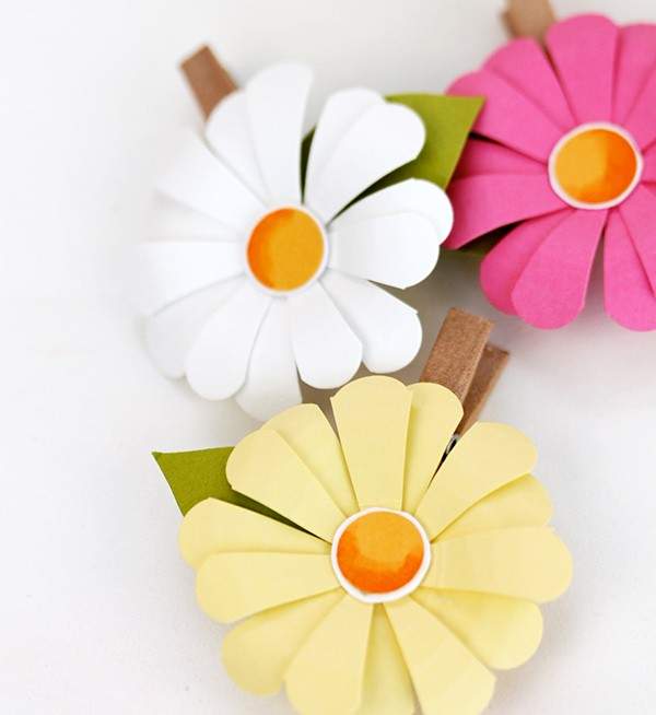 Cách làm hoa cúc bằng giấy trang trí bàn học thêm xinh 9
