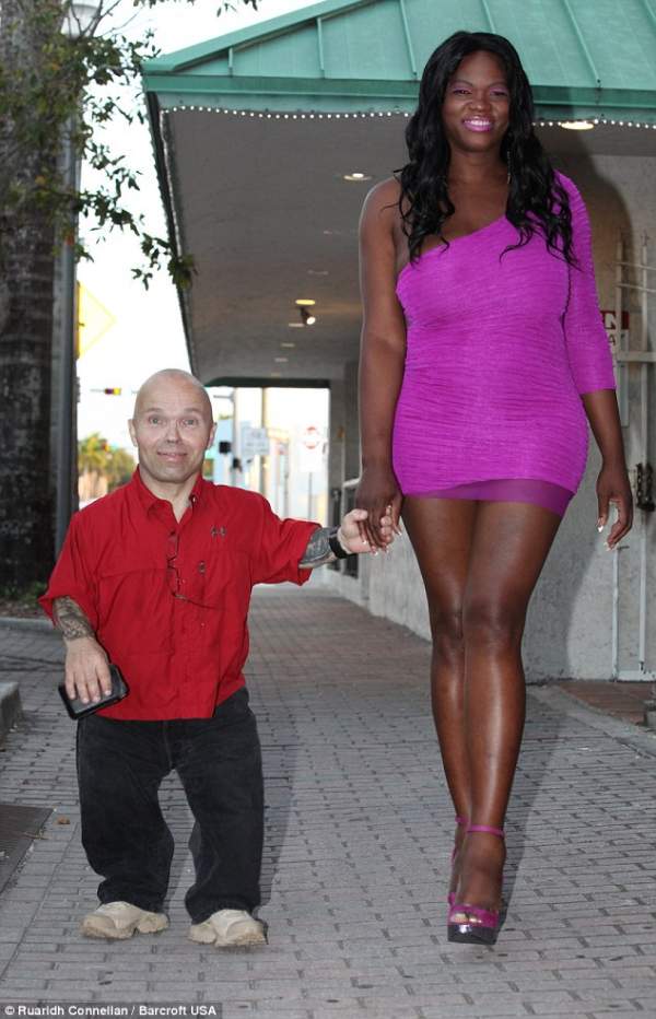 Chuyện tình vận động viên thể hình lùn nhất thế giới và người đẹp chuyển giới cao 1,9m 2
