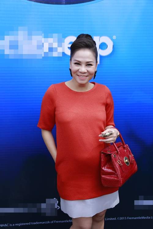 Thu Minh khệ nệ vác bụng bầu đi chấm thi Vietnam Idol 9