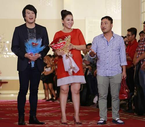 Thu Minh khệ nệ vác bụng bầu đi chấm thi Vietnam Idol 4