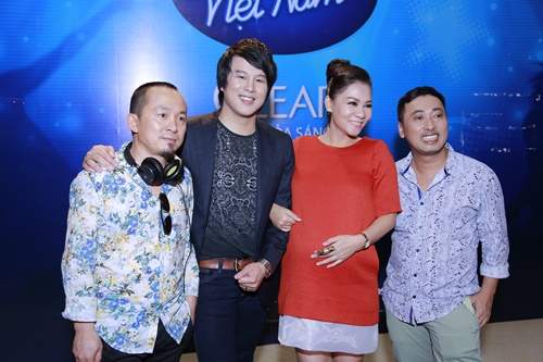 Thu Minh khệ nệ vác bụng bầu đi chấm thi Vietnam Idol 11