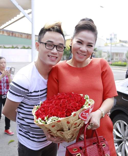 Thu Minh khệ nệ vác bụng bầu đi chấm thi Vietnam Idol 6