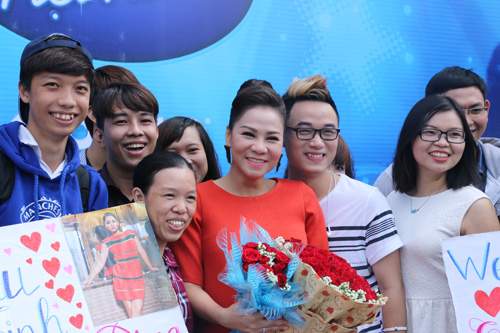 Quang Dũng xách túi giúp Thu Minh đi chấm thi Idol 6