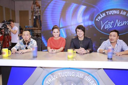 Thu Minh khệ nệ vác bụng bầu đi chấm thi Vietnam Idol 12