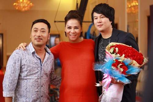 Vietnam Idol 2015: Thu Minh "bầu bí" vẫn nhiệt tình chấm thi 8