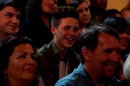 Brooklyn Beckham được bố "hộ tống" trong lần hẹn hò đầu tiên 2