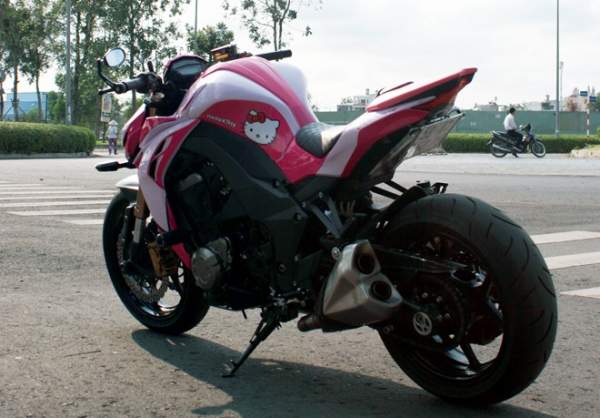 Kawasaki Z1000 màu hồng Hello Kitty của biker 9x 2