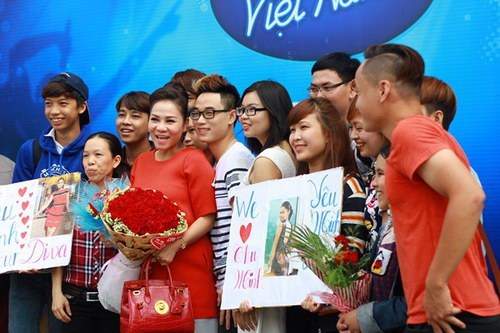 Vietnam Idol 2015: Thu Minh "bầu bí" vẫn nhiệt tình chấm thi 4