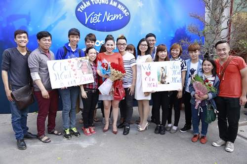 Thu Minh khệ nệ vác bụng bầu đi chấm thi Vietnam Idol 8