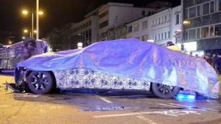 BMW 7-Series tông lật xe Mercedes Sprinter của cảnh sát 2