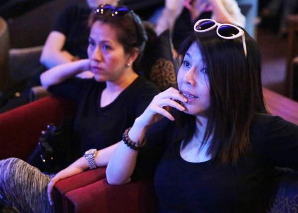 Hai em gái ủng hộ Phương Uyên tập luyện trước live show 2