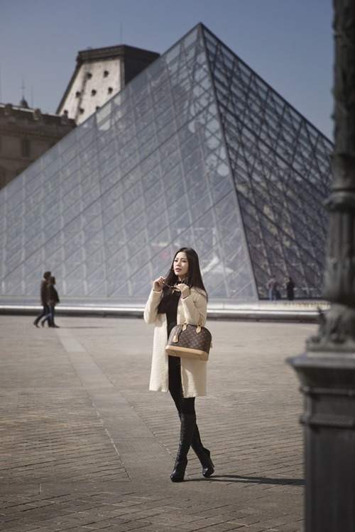 Á hậu Diễm Trang khoe vẻ đẹp cuốn hút ở Paris 15