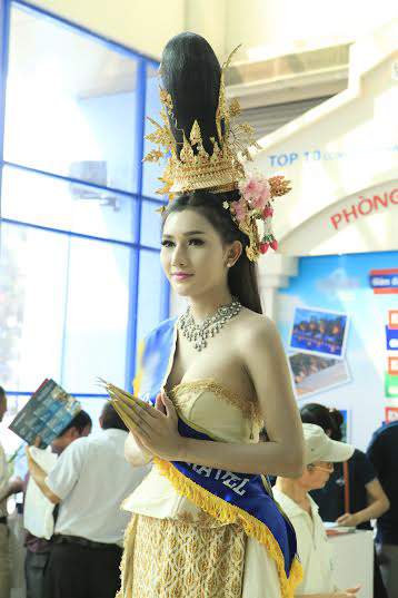 Mẫu chuyển giới Thái Lan làm “nóng” hội chợ Việt 2