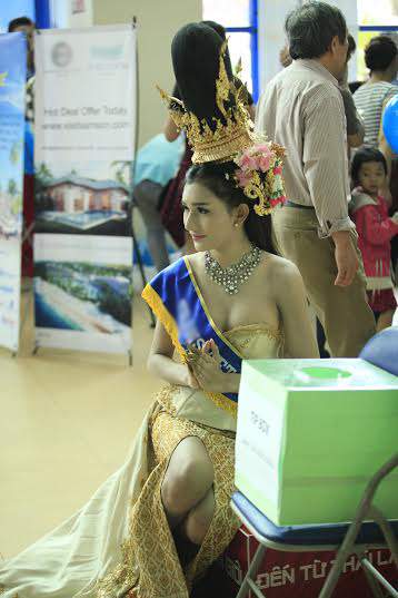 Mẫu chuyển giới Thái Lan làm “nóng” hội chợ Việt 3