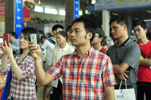 Mẫu chuyển giới Thái Lan làm “nóng” hội chợ Việt 11
