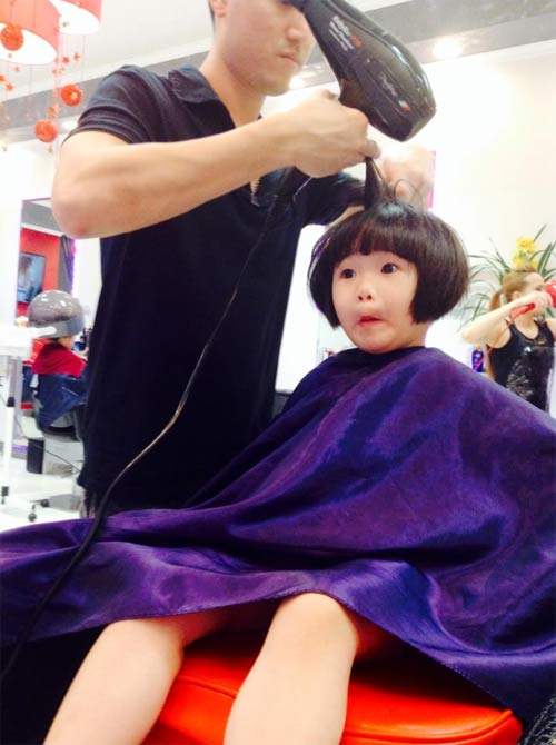 Con gái Thuý Nga đang cắt tóc vẫn "nhí nhố" 6