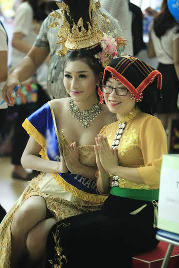 Mẫu chuyển giới Thái Lan làm “nóng” hội chợ Việt 8