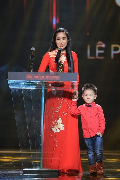 Con trai Lê Phương lên sân khấu "ẳm" giải cùng mẹ 15