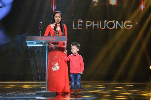 Con trai Lê Phương lên sân khấu "ẳm" giải cùng mẹ 12