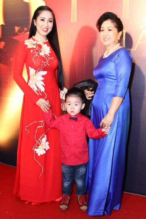 Con trai Lê Phương lên sân khấu "ẳm" giải cùng mẹ 6