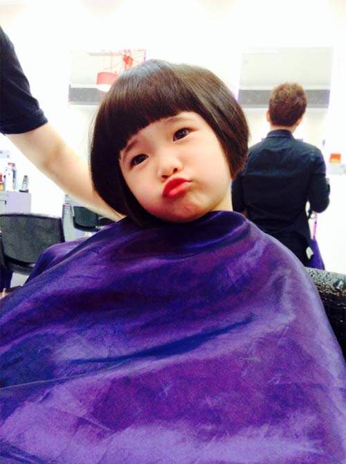 Con gái Thuý Nga đang cắt tóc vẫn "nhí nhố" 3