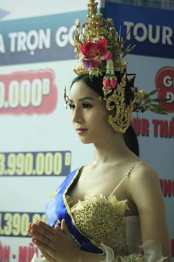 Mẫu chuyển giới Thái Lan làm “nóng” hội chợ Việt 6