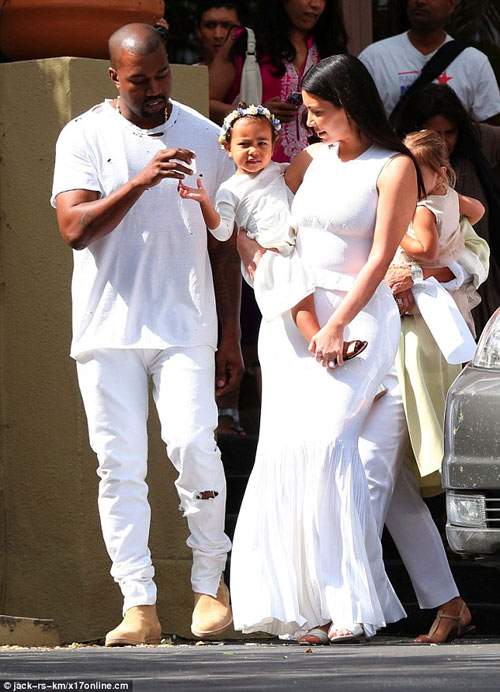 Gia đình Kim Kardashian "ton sur ton" đi đón lễ Phục sinh 6