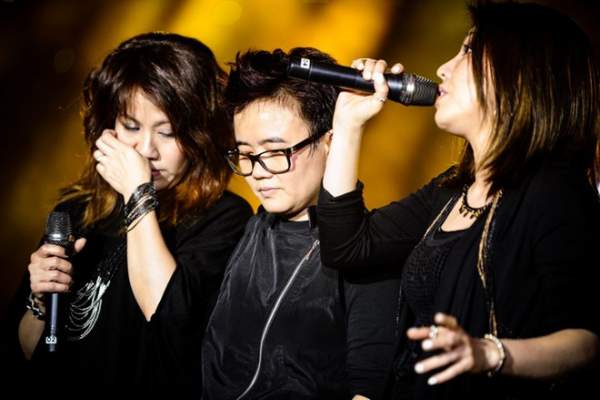 Phương Uyên và 2 em gái nhóm 3 Con Mèo khóc trong live show 3