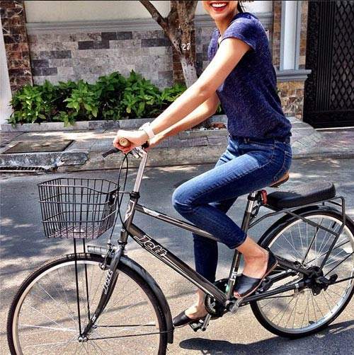 Triệu Thị Hà bỏ xế hộp khoe dáng với xe đạp 30