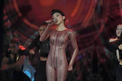 Bà bầu Thu Minh khiến khán giả thót tim trên sân khấu 13