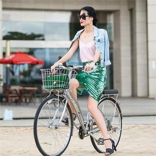 Triệu Thị Hà bỏ xế hộp khoe dáng với xe đạp 36