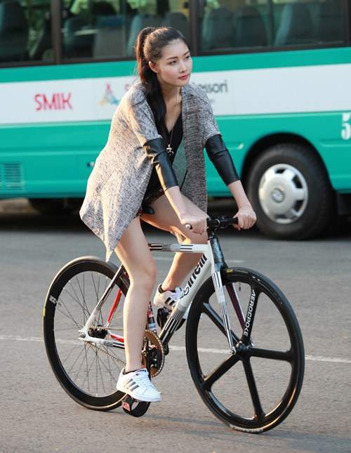Triệu Thị Hà bỏ xế hộp khoe dáng với xe đạp 24