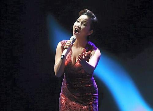 Bà bầu Thu Minh khiến khán giả thót tim trên sân khấu 11