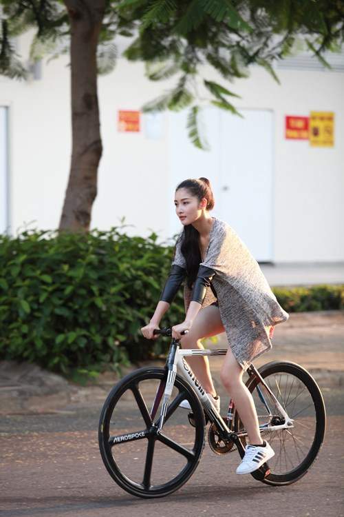 Triệu Thị Hà bỏ xế hộp khoe dáng với xe đạp 9