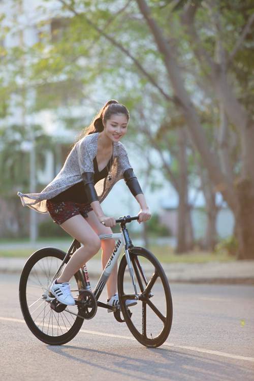 Triệu Thị Hà bỏ xế hộp khoe dáng với xe đạp 15