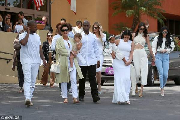 Gia đình Kim Kardashian "ton sur ton" đi đón lễ Phục sinh 18