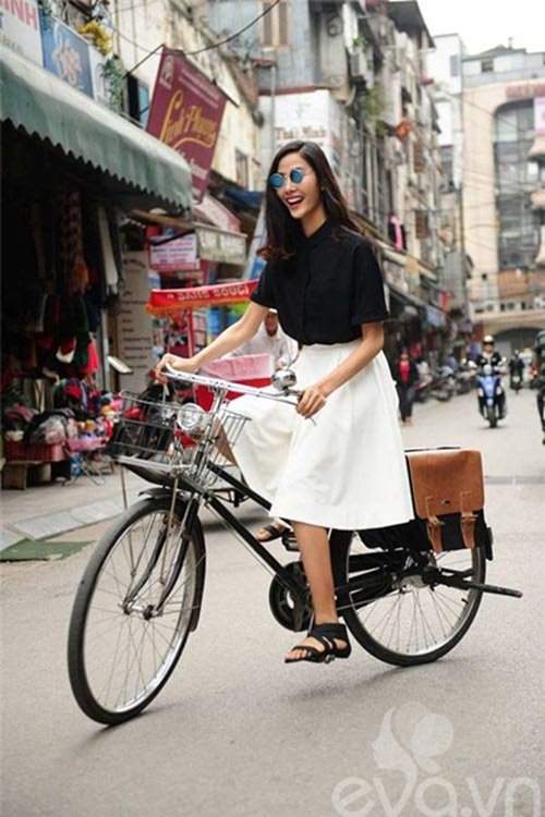 Triệu Thị Hà bỏ xế hộp khoe dáng với xe đạp 39