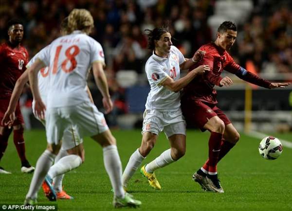 Ronaldo im tiếng trong chiến thắng của Bồ Đào Nha 7