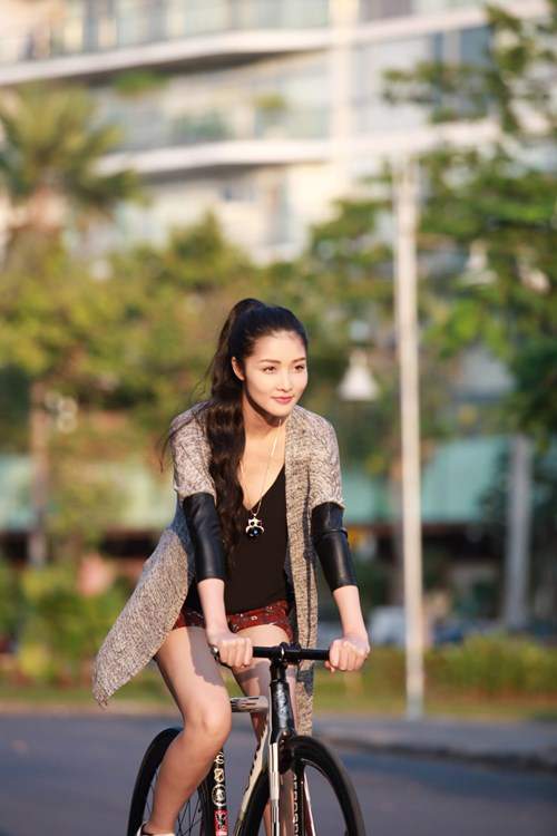 Triệu Thị Hà bỏ xế hộp khoe dáng với xe đạp 18