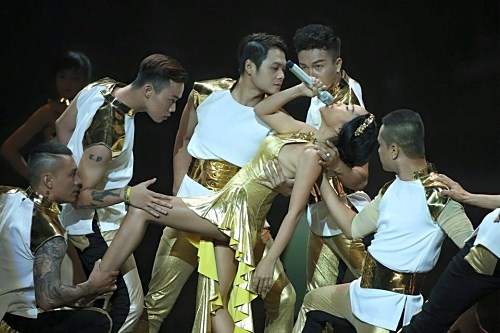 Bà bầu Thu Minh khiến khán giả thót tim trên sân khấu 5