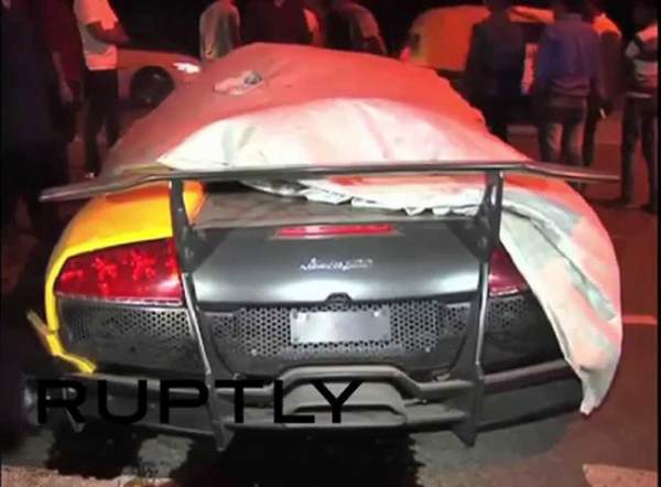Bị đâm xe, nhà giàu Ấn Độ vứt bỏ Lamborghini ngoài đường 2